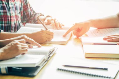 Asyalı genç bir adam, homoseksüellik ya da kadın işaret ederek oturmuş sınav çalışıyor. Arkadaşlarla ders kitapları. Genç öğrenci kampüsü arkadaşa yetişip öğrenmede yardımcı olur. İnsanlar, öğrenme, eğitim