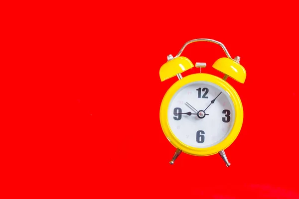 Relógio Alarme Amarelo Retro Com Nove Cinco Minutos Estilo Antigo — Fotografia de Stock