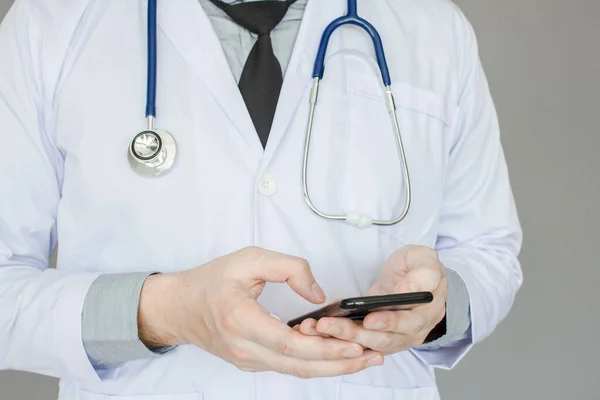 Hälften Läkare Med Hjälp Digital Mobiltelefon Koppla Tid Grå Bakgrund — Stockfoto
