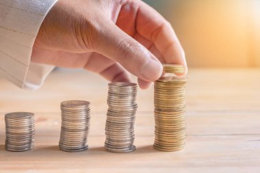 Masadaki bir yığın paranın üzerine Sunset 'in iş konseptini koyuyor..