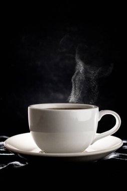  Siyah arka planda kahve fincanı