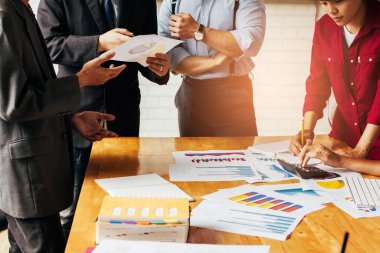 İş kurun. Insanlar ekonomi yukarı ve aşağı grafik tartışmak ve laptop üzerinde çalışmak için takım çalışma noktası. Seçici Odaklanma