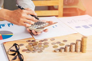 El kapatma, mali durum hesaplaması ve ev ofisteki masada hesaplama..