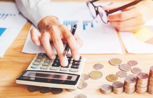 Mão Perto Calculando Finanças Calcular Mesa Escritório Casa — Fotografia de Stock