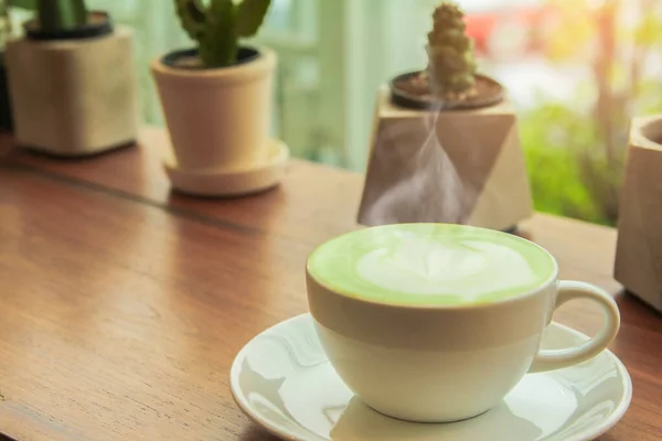 木の上のサボテンと白いカップのミルク緑茶 — ストック写真