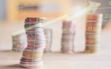 Günbatımına odaklı mali hesaplar ve madeni paralar masada.