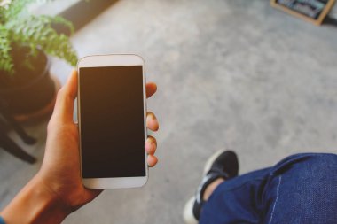 Açık Günbatımı, Klasik Tonlu Kafe 'deki mesajınız için elleriniz boş fotokopi alanı olan cep telefonuna dokunan erkeklerin ellerini kapatın. Seçici odak noktası