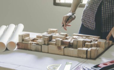 Mimarlar, mühendis elinde kalem tutan ekipman mimarları ofiste bir planla, Vintage, Sunset Light. Seçici Odaklanma