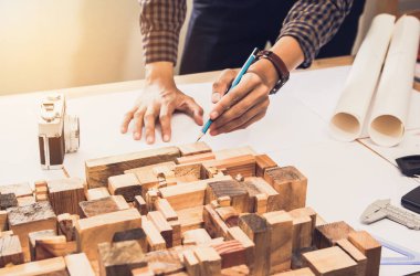 Mimarlar, mühendis elinde kalem tutan ekipman mimarları ofiste bir planla, Vintage, Sunset Light. Seçici Odaklanma