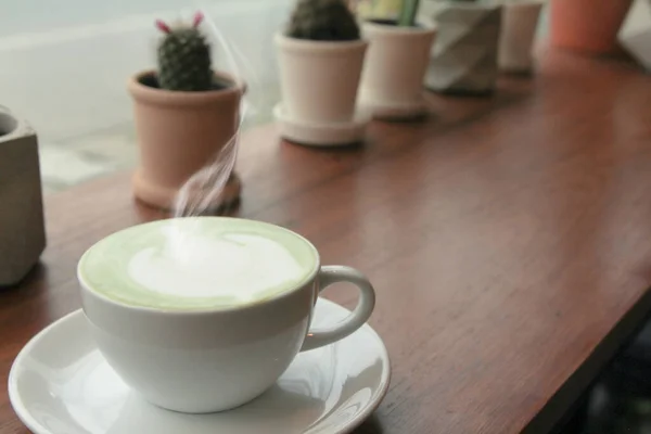 Teh Susu Hijau Latte Dalam Cangkir Dengan Latar Belakang Kayu — Stok Foto