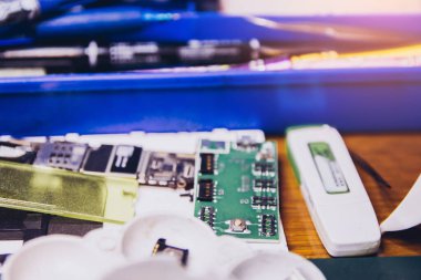 Elektronik teknisyenler için tamir edilen mobil eziciler..