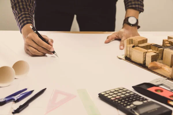 Concept Architecten Ingenieur Met Pen Wijzend Materiaal Architecten Het Bureau — Stockfoto