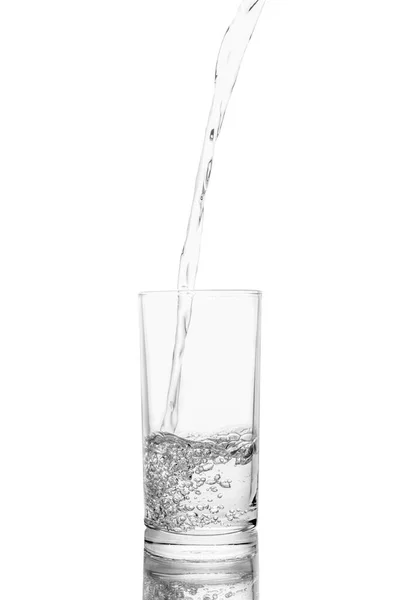 Air Dituangkan Kaca Transparan Latar Putih — Stok Foto