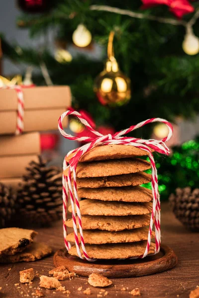 Şenlikli iple sarılmış el yapımı kurabiyeler, Noel ve yeni yıl ruhunu yakalıyor samimi, dikey tatil fotoğrafı konseptiyle mükemmel bir hediye olarak..