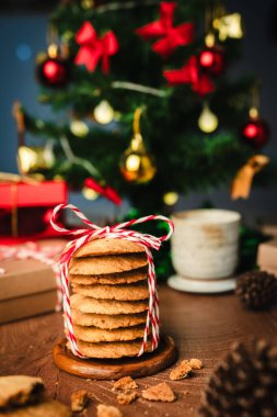Şenlikli iple sarılmış el yapımı kurabiyeler, Noel ve yeni yıl ruhunu yakalıyor samimi, dikey tatil fotoğrafı konseptiyle mükemmel bir hediye olarak..