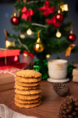 Şenlikli iple sarılmış el yapımı kurabiyeler, Noel ve yeni yıl ruhunu yakalıyor samimi, dikey tatil fotoğrafı konseptiyle mükemmel bir hediye olarak..