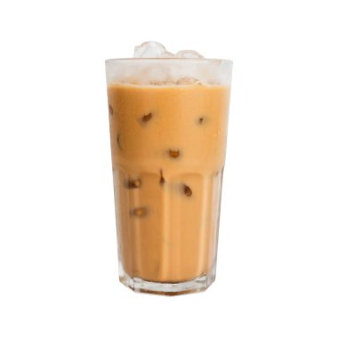 Plastik bardakta buzlu latte kahve izole edilmiş beyaz arka plan..