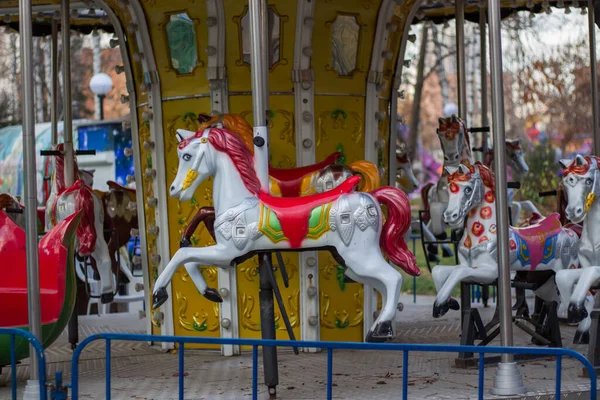 Giostra Divertimento Bambini Vuota Cavallo Vuoto Una Giostra Parco Della — Foto Stock