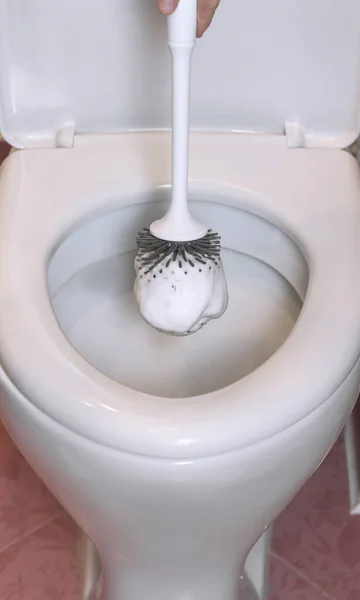 Het Toilet Schoonmaken Toiletborstel Met Een Reinigingsschuim Herstel Orde Witte — Stockfoto