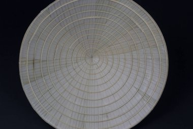 Siyah arka planda koni şeklinde Vietnam hasır şapkası. Alt manzara. Güneş koruması.