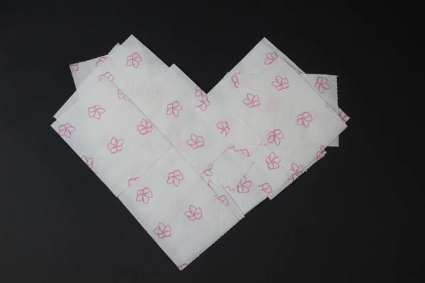 Ein Herz Aus Toilettenpapier Auf Schwarzem Hintergrund Valentinstag Grußkarten Attrappe — Stockfoto