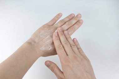 Avucunun içine kadın eli sürme kremi sür. Ellerin kuru derisi. Elin arkasında beyaz krem..