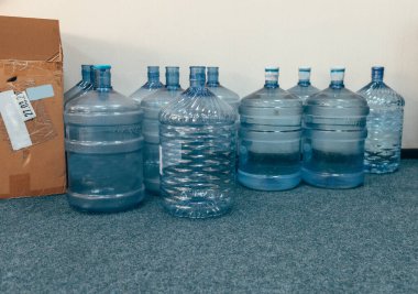 Ofiste yerde plastik su şişeleri var..