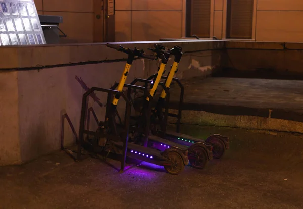夜市の通りで家賃のためのスクーター — ストック写真