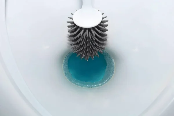Toilet Brush Cleans Toilet Bowl Blue Cleaning Water Toilet — Stock Photo, Image