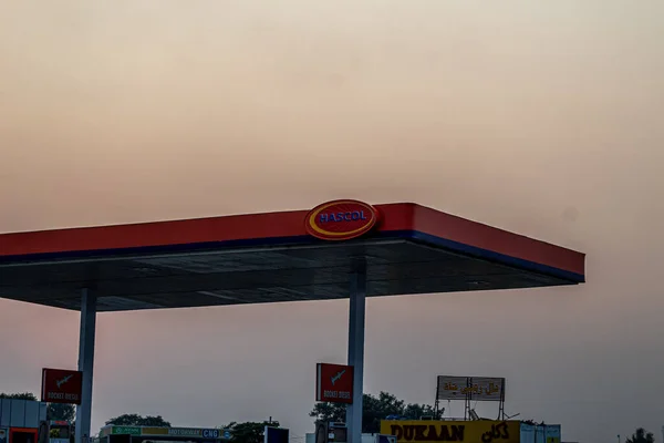 Lahore, Punjab, Pakistan - 11 11 11 2020: Pakistan 'daki M2 otoyollarındaki Hascol yakıt istasyonları