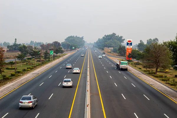 Otobanın robot resmi M-2 Kuzey Stok fotoğrafına bakıyor