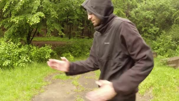 De instructeur laat zien in het Park van de oude magische Indiase movementthe eerste reeks: het algemene plan, middellange schot, close-up — Stockvideo