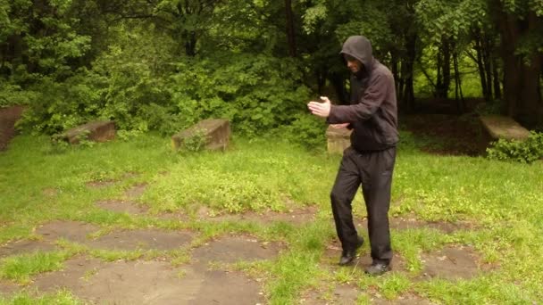 L'instructeur montre dans le parc de l'ancien mouvement indien magiqueLa première série : le plan général, plan moyen, gros plan — Video