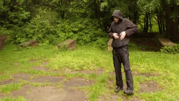 De instructeur laat zien in het Park van de oude magische Indiase movementthe eerste reeks: het algemene plan, middellange schot, close-up — Stockvideo