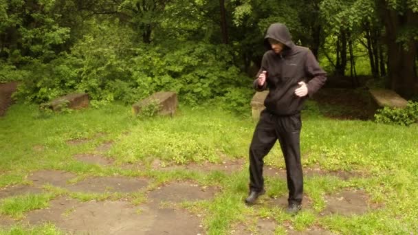 De instructeur laat zien in het Park van de oude magische Indiase movementthe eerste reeks: het algemene plan, middellange schot, close-up — Stockvideo