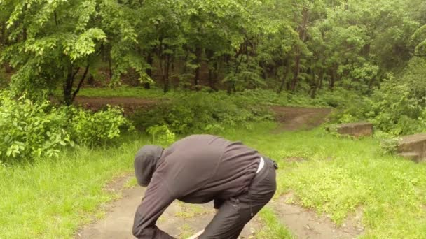 De instructeur laat zien in het Park van de oude magische Indiase movementthe eerste reeks: het algemene plan, middellange schot, close-up — Stockvideo