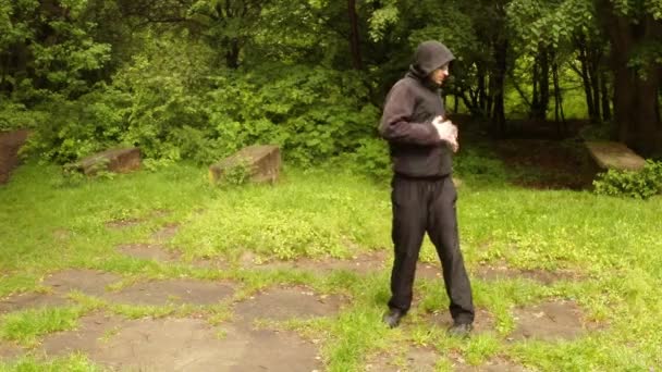 L'instructeur montre dans le parc de l'ancien mouvement indien magiqueLa première série : le plan général, plan moyen, gros plan — Video