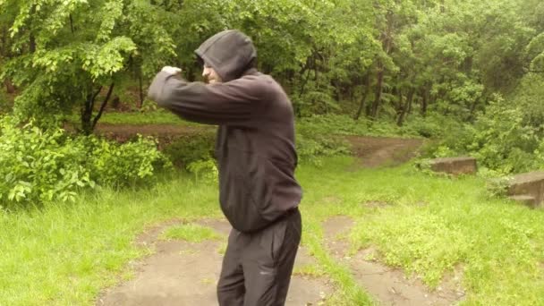 L'instructeur montre dans le parc de l'ancien mouvement indien magiqueLa première série : le plan général, plan moyen, gros plan — Video