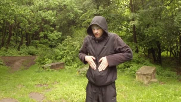 L'instructeur montre dans le parc de l'ancien mouvement indien magiqueLa première série : le plan général, plan moyen, gros plan — Video