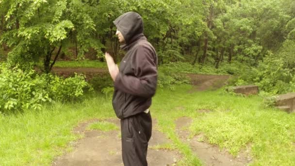 L'instructeur montre dans le parc de l'ancien mouvement indien magiqueLa première série : le plan général, plan moyen, gros plan — Video