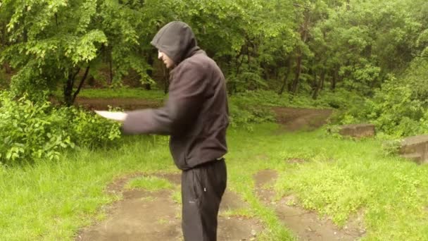 L'instructeur montre dans le parc de l'ancien mouvement indien magiqueLa première série : le plan général, plan moyen, gros plan — Video