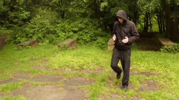 L'instructeur montre dans le parc de l'ancien mouvement indien magiqueLa première série : le plan général, plan moyen, gros plan — Video