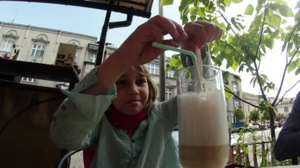 Fair-haired daughter of a farmer weaves a wreath made of straw — Stock Video