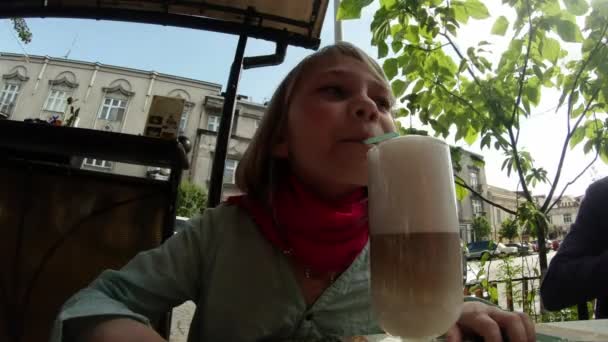 Fair-haired daughter of a farmer weaves a wreath made of straw — Stock Video