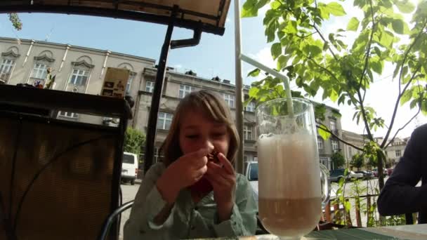 Hija hermosa de un granjero teje una corona hecha de paja — Vídeo de stock