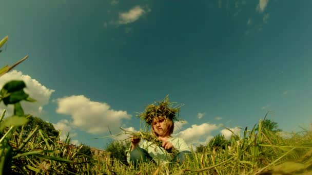Fiica cu părul curat a unui fermier ţese o coroană din paie — Videoclip de stoc