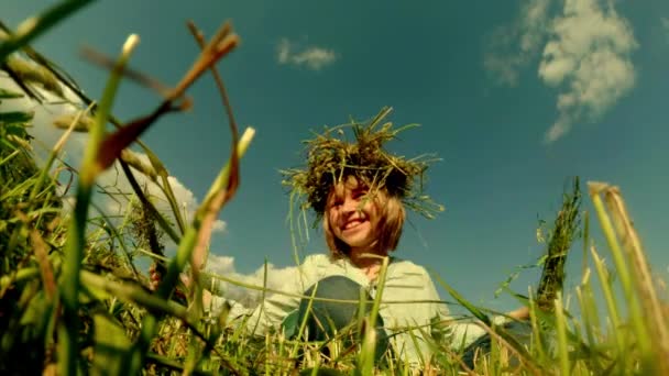 Fair-haired daughter of a farmer weaves a wreath made of straw — Stock Video