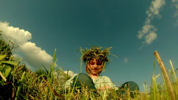 Fair-haired daughter of a farmer weaves a wreath made of straw — Stock Video