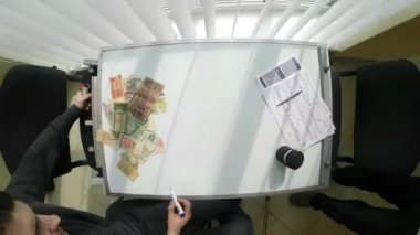 Döviz piyasası ve Menkul Kıymetler piyasası ticaret grafikler, üst görüntülemek, 90 's tarzı bir beyaz tahta üzerinde boyalı marker