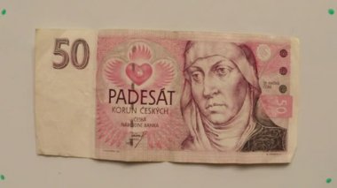 Kağıt para 50 Czk Çek Ulusal Bankası 1993 beyaz bir tablo saygısız bir el kadar yakın